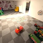 Appartement 6 Pers Aan Skilift Grootste Skigebied Nabij Bikepark Unieke Locatie Met Zeer Rustige Tuin In Het Bos En Het Gezellige Centrum Leuke Cafes Restaurants En Gratis Zwembad Sauna Relax Speelruimte Parkeerplaats Naast Der Brabander Winterberg