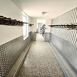 6 Pers Aan Skilift Grootste Skigebied Nabij Bikepark Unieke Locatie Met Zeer Rustige Tuin In Het Bos En Het Gezellige Centrum Leuke Cafes Restaurants En Gratis Zwembad Sauna Relax Speelruimte Parkeerplaats Naast Der Brabander Appartement