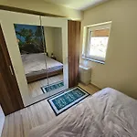 Appartement 6 Pers Aan Skilift Grootste Skigebied Nabij Bikepark Unieke Locatie Met Zeer Rustige Tuin In Het Bos En Het Gezellige Centrum Leuke Cafes Restaurants En Gratis Zwembad Sauna Relax Speelruimte Parkeerplaats Naast Der Brabander