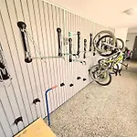 6 Pers Aan Skilift Grootste Skigebied Nabij Bikepark Unieke Locatie Met Zeer Rustige Tuin In Het Bos En Het Gezellige Centrum Leuke Cafes Restaurants En Gratis Zwembad Sauna Relax Speelruimte Parkeerplaats Naast Der Brabander Lejlighed
