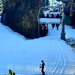 6 Pers Aan Skilift Grootste Skigebied Nabij Bikepark Unieke Locatie Met Zeer Rustige Tuin In Het Bos En Het Gezellige Centrum Leuke Cafes Restaurants En Gratis Zwembad Sauna Relax Speelruimte Parkeerplaats Naast Der Brabander Lejlighed