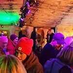 Lejlighed 6 Pers Aan Skilift Grootste Skigebied Nabij Bikepark Unieke Locatie Met Zeer Rustige Tuin In Het Bos En Het Gezellige Centrum Leuke Cafes Restaurants En Gratis Zwembad Sauna Relax Speelruimte Parkeerplaats Naast Der Brabander Winterberg