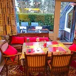 Appartement 6 Pers Aan Skilift Grootste Skigebied Nabij Bikepark Unieke Locatie Met Zeer Rustige Tuin In Het Bos En Het Gezellige Centrum Leuke Cafes Restaurants En Gratis Zwembad Sauna Relax Speelruimte Parkeerplaats Naast Der Brabander Winterberg