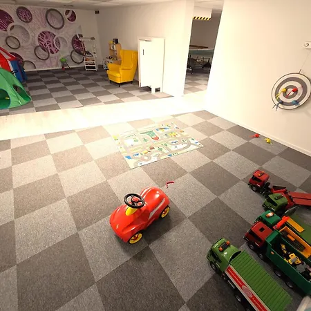 Apartament 6 Pers Aan Skilift Grootste Skigebied Nabij Bikepark Unieke Locatie Met Zeer Rustige Tuin In Het Bos En Het Gezellige Centrum Leuke Cafes Restaurants En Gratis Zwembad Sauna Relax Speelruimte Parkeerplaats Naast Der Brabander Winterberg