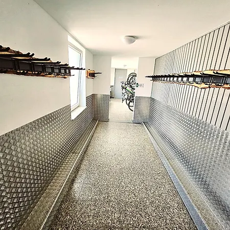 6 Pers Aan Skilift Grootste Skigebied Nabij Bikepark Unieke Locatie Met Zeer Rustige Tuin In Het Bos En Het Gezellige Centrum Leuke Cafes Restaurants En Gratis Zwembad Sauna Relax Speelruimte Parkeerplaats Naast Der Brabander Lejlighed