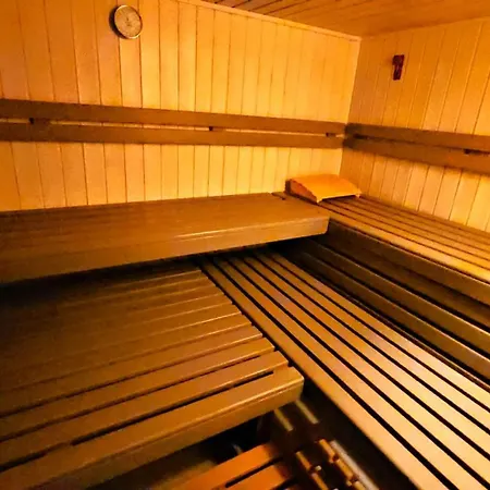6 Pers Aan Skilift Grootste Skigebied Nabij Bikepark Unieke Locatie Met Zeer Rustige Tuin In Het Bos En Het Gezellige Centrum Leuke Cafes Restaurants En Gratis Zwembad Sauna Relax Speelruimte Parkeerplaats Naast Der Brabander Apartament *
