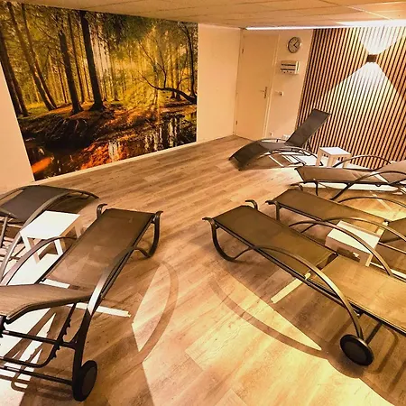 6 Pers Aan Skilift Grootste Skigebied Nabij Bikepark Unieke Locatie Met Zeer Rustige Tuin In Het Bos En Het Gezellige Centrum Leuke Cafes Restaurants En Gratis Zwembad Sauna Relax Speelruimte Parkeerplaats Naast Der Brabander ווינטרברג