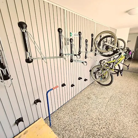6 Pers Aan Skilift Grootste Skigebied Nabij Bikepark Unieke Locatie Met Zeer Rustige Tuin In Het Bos En Het Gezellige Centrum Leuke Cafes Restaurants En Gratis Zwembad Sauna Relax Speelruimte Parkeerplaats Naast Der Brabander Lejlighed