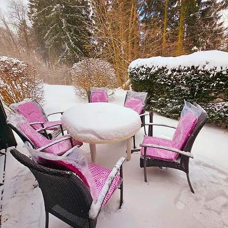 6 Pers Aan Skilift Grootste Skigebied Nabij Bikepark Unieke Locatie Met Zeer Rustige Tuin In Het Bos En Het Gezellige Centrum Leuke Cafes Restaurants En Gratis Zwembad Sauna Relax Speelruimte Parkeerplaats Naast Der Brabander דירה