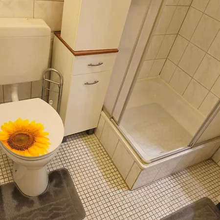 6 Pers Aan Skilift Grootste Skigebied Nabij Bikepark Unieke Locatie Met Zeer Rustige Tuin In Het Bos En Het Gezellige Centrum Leuke Cafes Restaurants En Gratis Zwembad Sauna Relax Speelruimte Parkeerplaats Naast Der Brabander Lejlighed