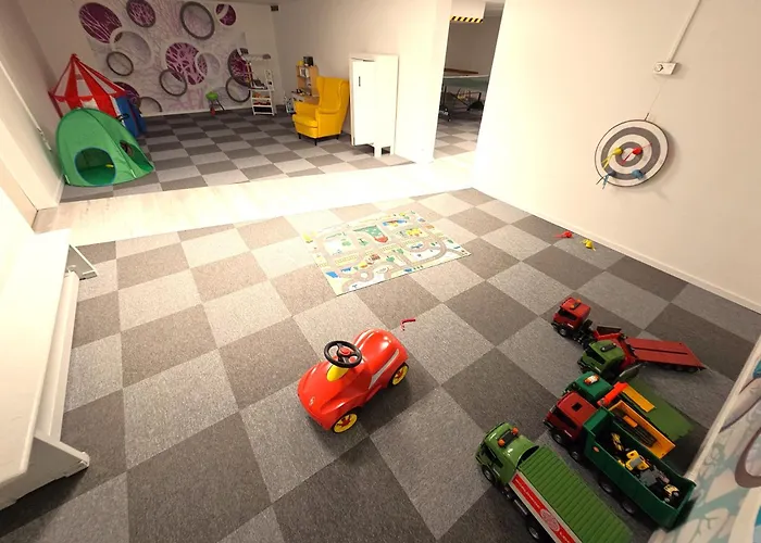 Lejlighed 6 Pers Aan Skilift Grootste Skigebied Nabij Bikepark Unieke Locatie Met Zeer Rustige Tuin In Het Bos En Het Gezellige Centrum Leuke Cafes Restaurants En Gratis Zwembad Sauna Relax Speelruimte Parkeerplaats Naast Der Brabander Winterberg