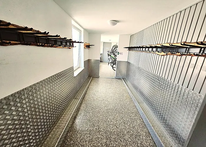 6 Pers Aan Skilift Grootste Skigebied Nabij Bikepark Unieke Locatie Met Zeer Rustige Tuin In Het Bos En Het Gezellige Centrum Leuke Cafes Restaurants En Gratis Zwembad Sauna Relax Speelruimte Parkeerplaats Naast Der Brabander Lejlighed