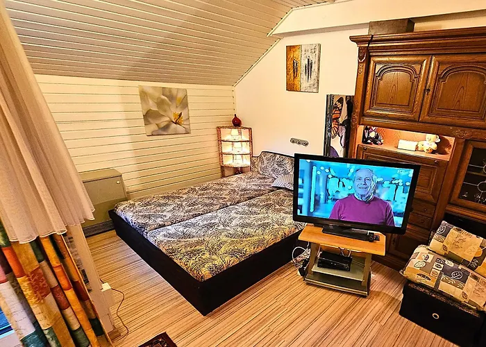 6 Pers Aan Skilift Grootste Skigebied Nabij Bikepark Unieke Locatie Met Zeer Rustige Tuin In Het Bos En Het Gezellige Centrum Leuke Cafes Restaurants En Gratis Zwembad Sauna Relax Speelruimte Parkeerplaats Naast Der Brabander Lejlighed *