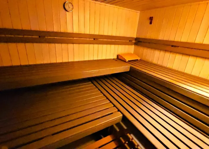 6 Pers Aan Skilift Grootste Skigebied Nabij Bikepark Unieke Locatie Met Zeer Rustige Tuin In Het Bos En Het Gezellige Centrum Leuke Cafes Restaurants En Gratis Zwembad Sauna Relax Speelruimte Parkeerplaats Naast Der Brabander Lejlighed *