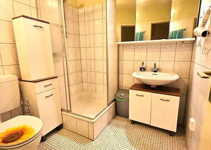 6 Pers Aan Skilift Grootste Skigebied Nabij Bikepark Unieke Locatie Met Zeer Rustige Tuin In Het Bos En Het Gezellige Centrum Leuke Cafes Restaurants En Gratis Zwembad Sauna Relax Speelruimte Parkeerplaats Naast Der Brabander Lejlighed *