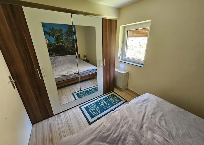 Lejlighed 6 Pers Aan Skilift Grootste Skigebied Nabij Bikepark Unieke Locatie Met Zeer Rustige Tuin In Het Bos En Het Gezellige Centrum Leuke Cafes Restaurants En Gratis Zwembad Sauna Relax Speelruimte Parkeerplaats Naast Der Brabander