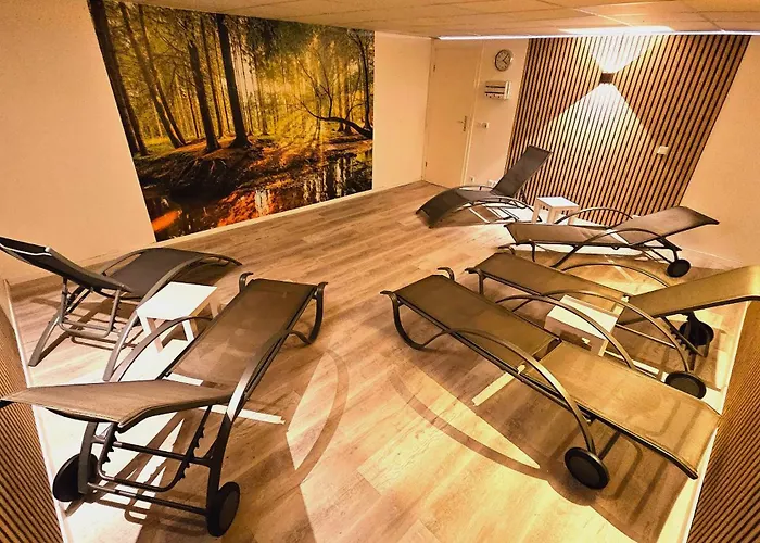 6 Pers Aan Skilift Grootste Skigebied Nabij Bikepark Unieke Locatie Met Zeer Rustige Tuin In Het Bos En Het Gezellige Centrum Leuke Cafes Restaurants En Gratis Zwembad Sauna Relax Speelruimte Parkeerplaats Naast Der Brabander Winterberg