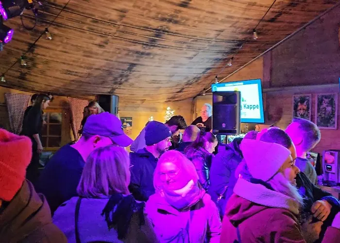 6 Pers Aan Skilift Grootste Skigebied Nabij Bikepark Unieke Locatie Met Zeer Rustige Tuin In Het Bos En Het Gezellige Centrum Leuke Cafes Restaurants En Gratis Zwembad Sauna Relax Speelruimte Parkeerplaats Naast Der Brabander Apartament