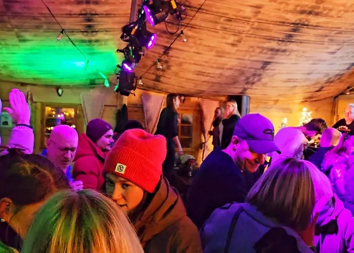 Lejlighed 6 Pers Aan Skilift Grootste Skigebied Nabij Bikepark Unieke Locatie Met Zeer Rustige Tuin In Het Bos En Het Gezellige Centrum Leuke Cafes Restaurants En Gratis Zwembad Sauna Relax Speelruimte Parkeerplaats Naast Der Brabander Winterberg