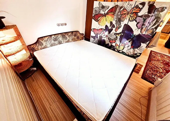 Apartament 6 Pers Aan Skilift Grootste Skigebied Nabij Bikepark Unieke Locatie Met Zeer Rustige Tuin In Het Bos En Het Gezellige Centrum Leuke Cafes Restaurants En Gratis Zwembad Sauna Relax Speelruimte Parkeerplaats Naast Der Brabander *