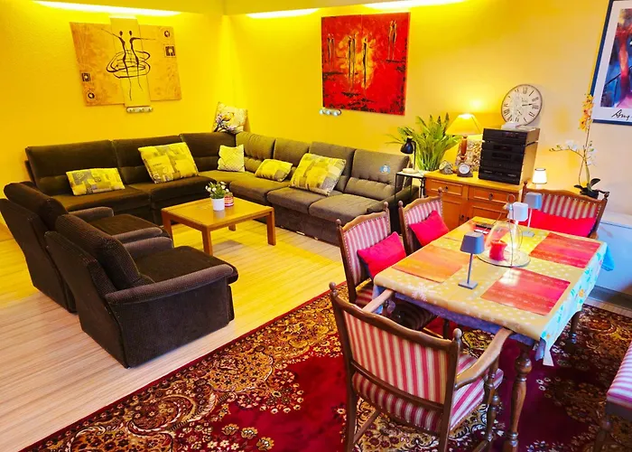 6 Pers Aan Skilift Grootste Skigebied Nabij Bikepark Unieke Locatie Met Zeer Rustige Tuin In Het Bos En Het Gezellige Centrum Leuke Cafes Restaurants En Gratis Zwembad Sauna Relax Speelruimte Parkeerplaats Naast Der Brabander *